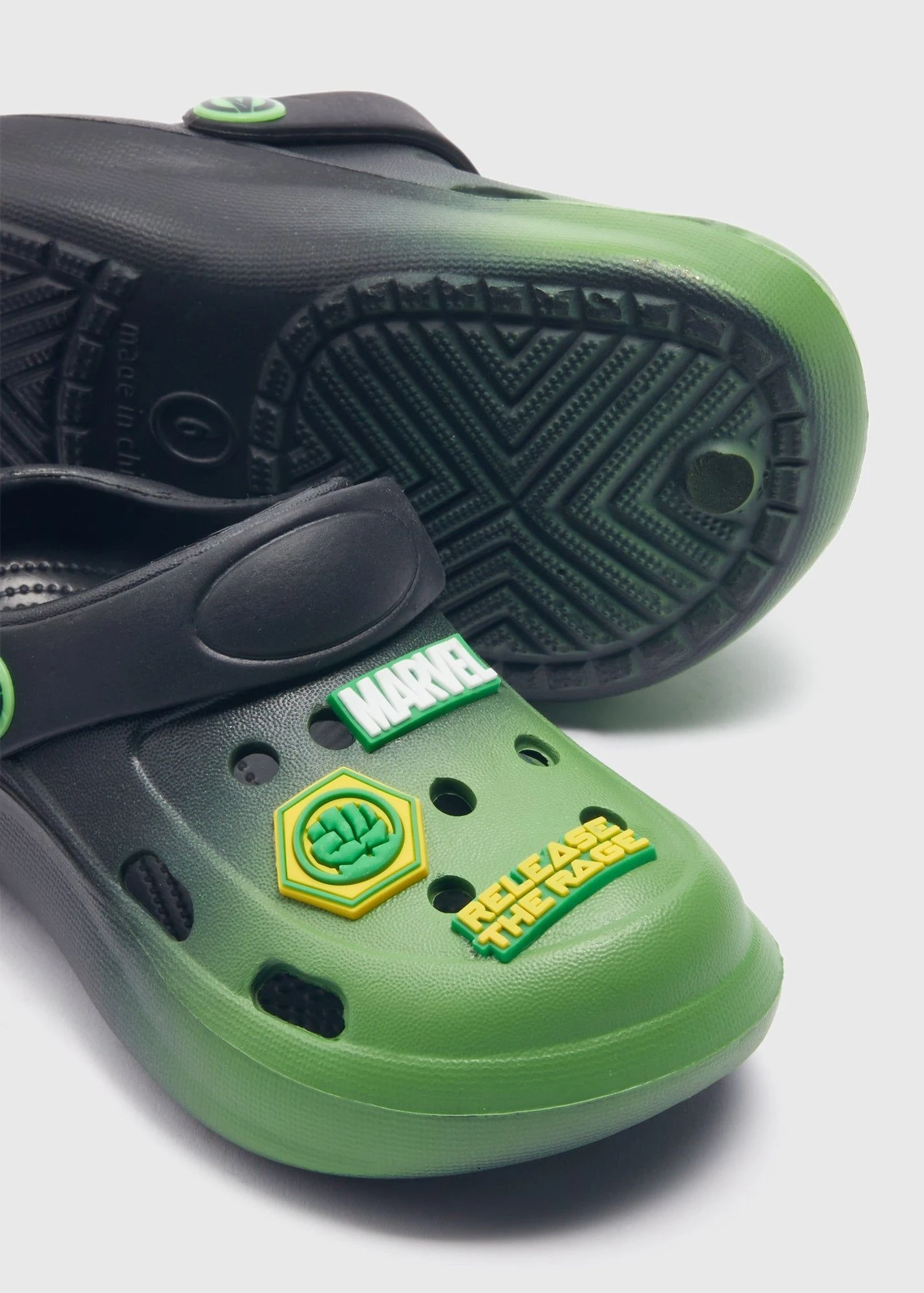 Buy Marvel Kids Hulk Badge Clogs-Black-24 Online in UAE bfab